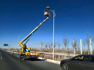 维修人员修路灯