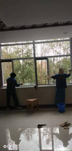 专业人员擦玻璃效果图